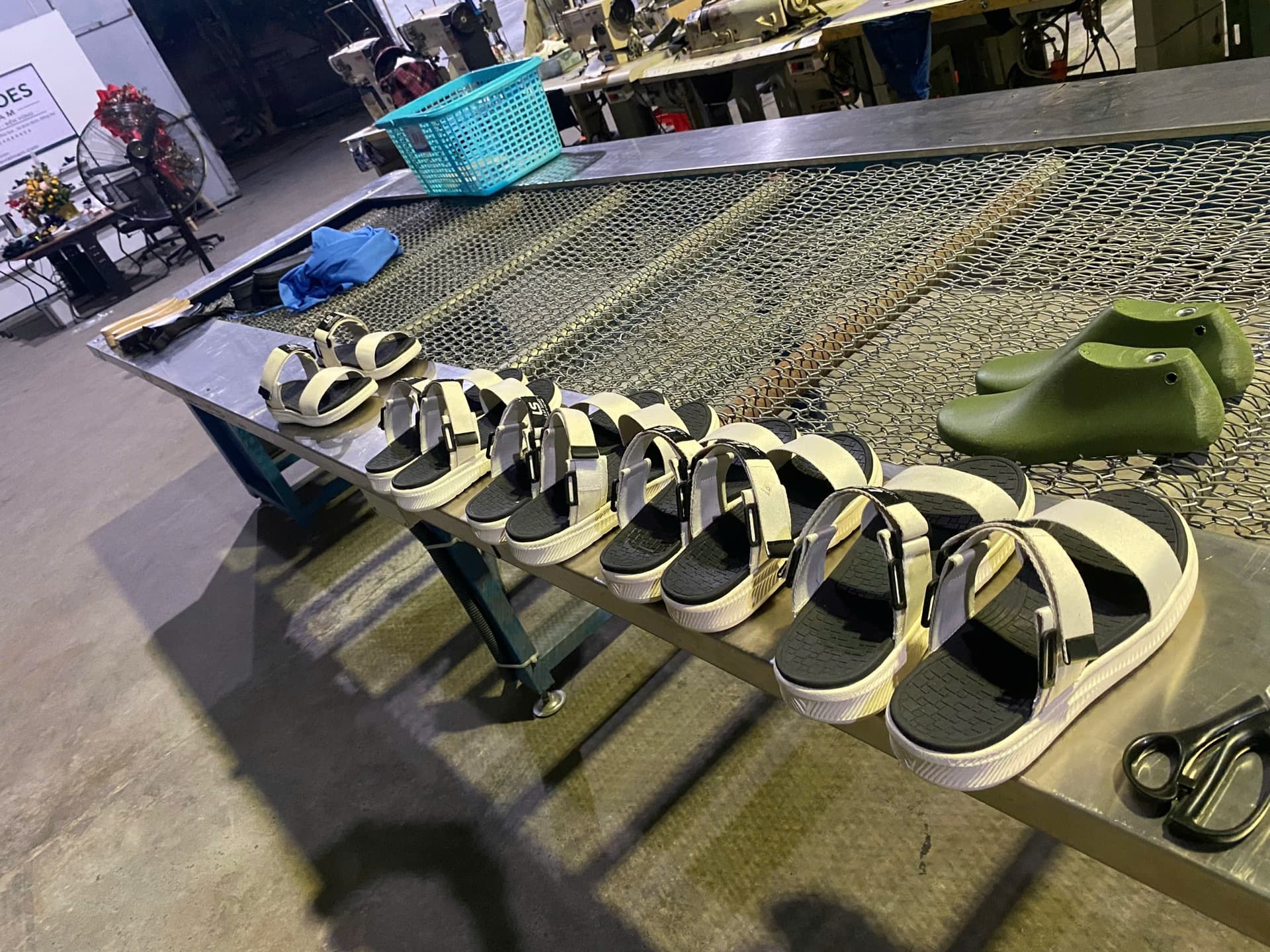 Những đôi dép đang được hoàn thiện tại xưởng leafshoes