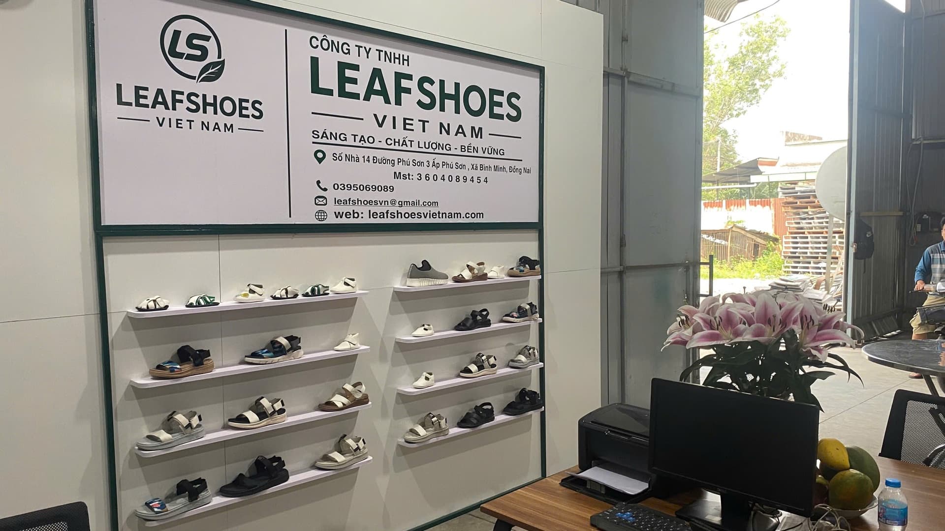 Khu trưng bày giày dép tại leafshoes Việt Nam